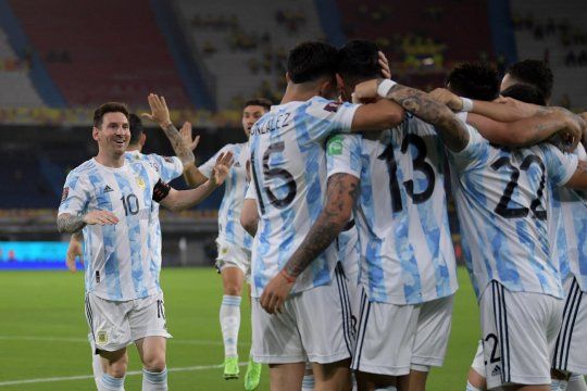La Selección Argentina festeja su primer gol ante Colombia
