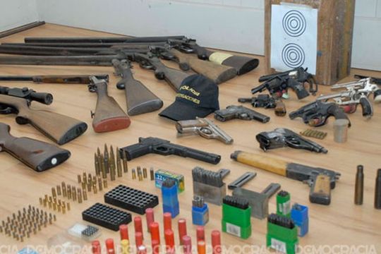 junin: un empleado judicial y un penitenciario robaron 20 armas para vender en san nicolas