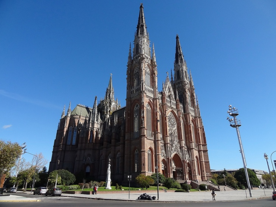 Catedral de La Plata, sobre la calle Humberto I