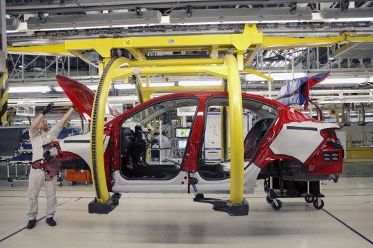 El Gobierno habilitó una baja de impuestos a la producción automotriz, según anunció Luis Caputo.