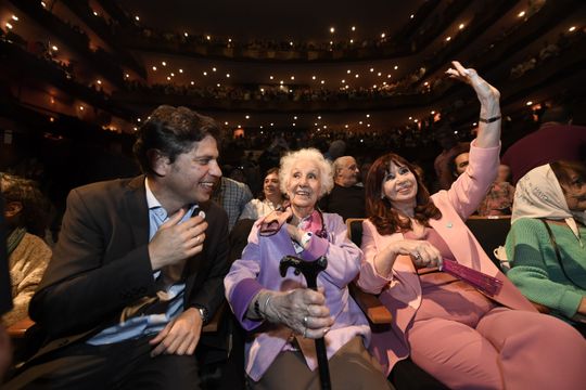 con la presencia de cfk y axel kicillof, se celebro el 47º aniversario de las abuelas de plaza de mayo