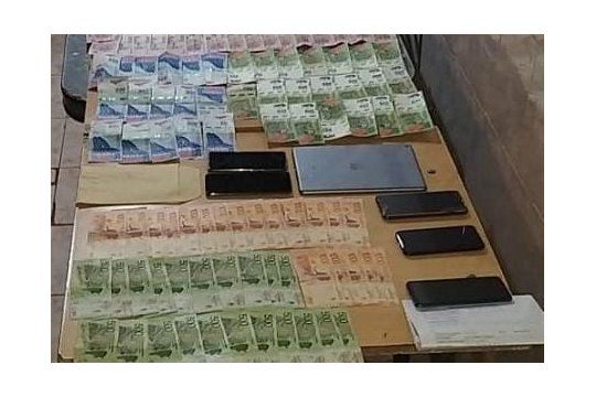 La Policía incautó 66.000 pesos, 14 celulares, una tablet y un auto por la estafa