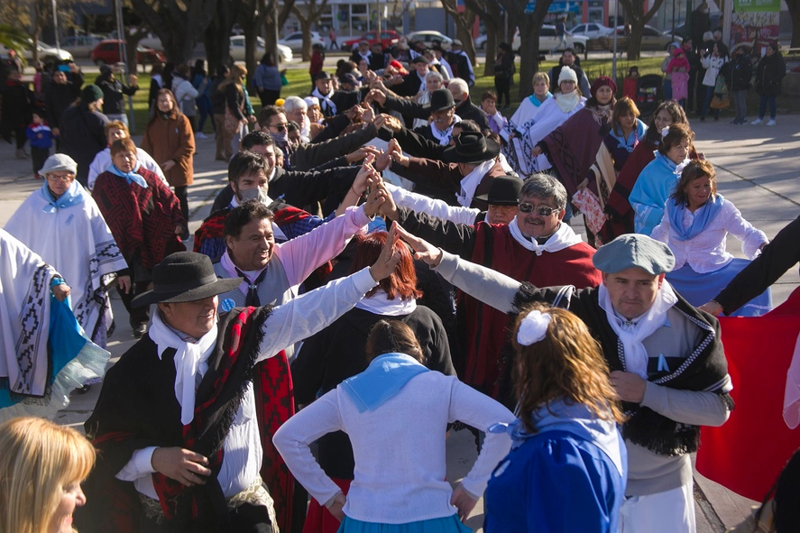 El tradicional Pericón nacional será bailado por más de 150 parejas 