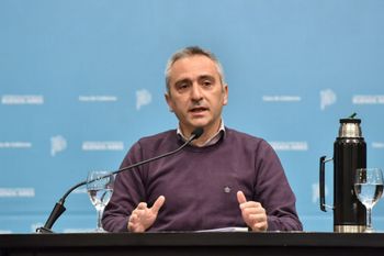 Andrés Larroque hizo énfasis en la necesidad de que no falten los alimentos en ningún comedor.