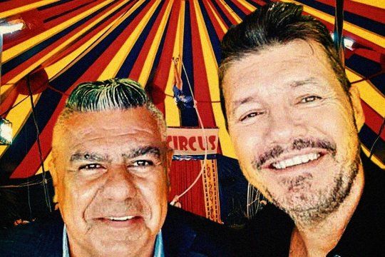 Claudio Tapia y Marcelo Tinelli a plena selfie y sonrisa. La dirigencia sigue subestimando la inteligencia y la tolerancia del público futbolero.  