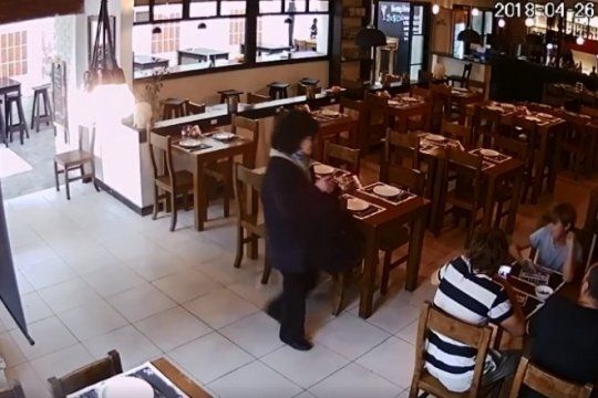 video: robo una cartera en un restaurante y la escracharon en redes sociales