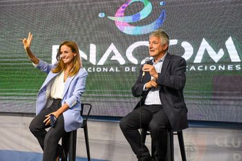 Victoria Tolosa Paz y Gustavo López anunciaron la llegada de internet a barrios de La Plata.