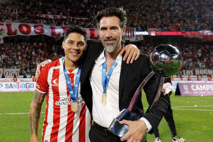 Enzo Pérez y Eduardo Domínguez luego de la conquista de la Copa de la Liga.