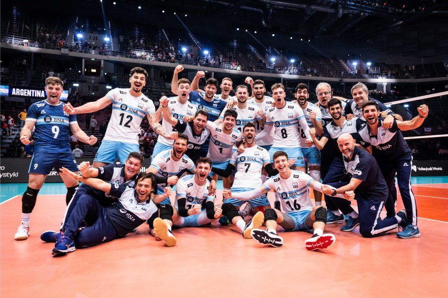 La Selección Argentina de Vóley masculino festeja su victoria ante Serbia en el Mundial de Vóley