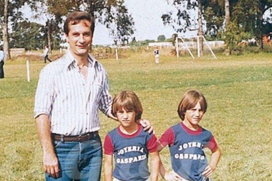 Hugo Barros Schelotto junto a sus hijos Guillermo y Gustavo