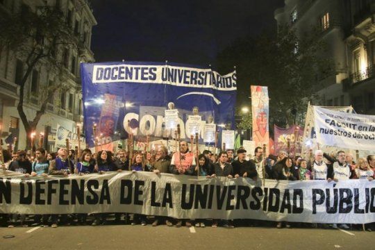 crisis en la educacion universitaria: el gobierno recibira a docentes y la marcha nacional sigue en pie