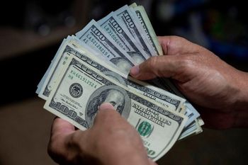 El dólar oficial aumentó 25 centavos, mientras que el blue cerró a $208.