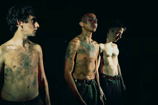 Los escalofriantes testimonios de soldados de Malvinas interpretado por actores.