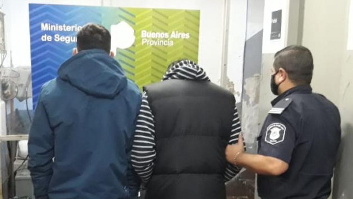 Dos Nuevos Detenidos En La Zona Roja: Un Hombre Y Su Joven Hijo Que ...