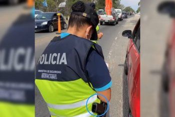 Se viralizó la imagen de una agente de la Policía Bonaerense que realizaba controles en el Operativo Sol sin su arma cargada. ¿Es normal?