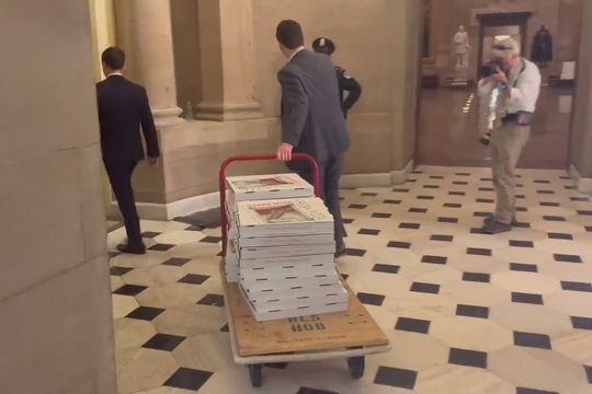 Pizza entrando de a montones al Congreso de los Estados Unidos. Una imagen con historias peculiares detrás.