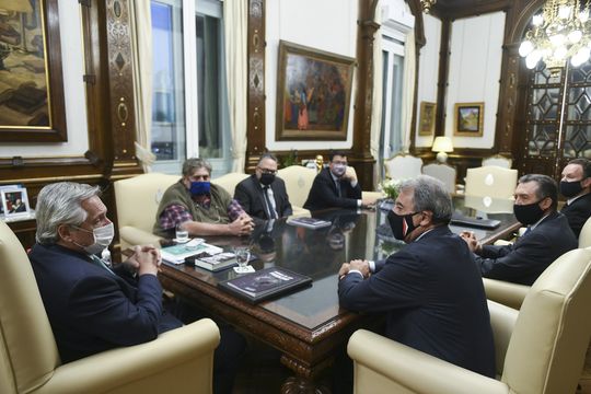 Alberto Fernández junto a sus funcionarios, dirigentes gremiales y directivos de la empresa