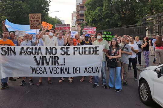 Los vecinos de La Plata marcharon ayer  hacia Casa de Gobierno por falta de agua y para que se declare emergencia hídrica.