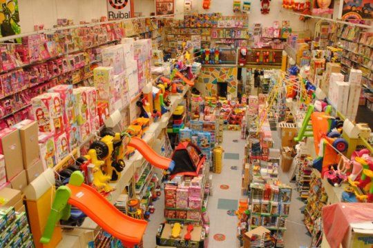 ofertas por el dia del nino: promociones y actividades para chicos en la noche de las jugueterias