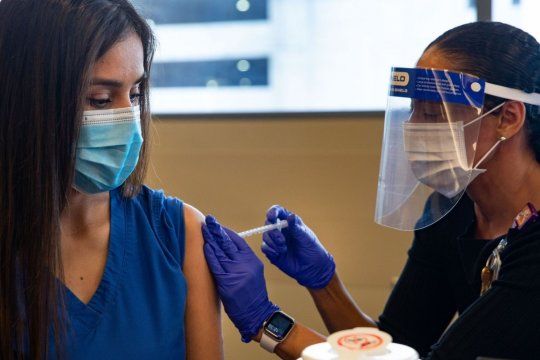 La Provincia anunció una dosis de refuerzo de la vacuna para el personal de salud