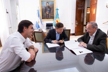 Axel Kicillof recibió en Gobernación al intendente de Tandil, Miguel Lunghi, y el Diputado Nacional oficialista, Rogelio Iparraguirre.