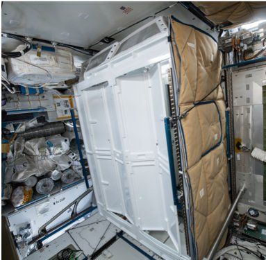 El inodoro de la NASA está ubicado dentro de un cubículo, como en un baño público en la Tierra