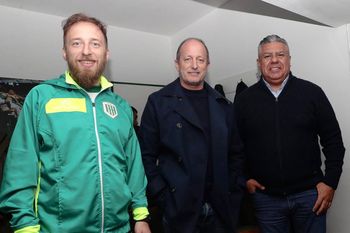 Martín Insaurralde, Chiqui Tapia y Federico Otermín en la cancha de Banfield