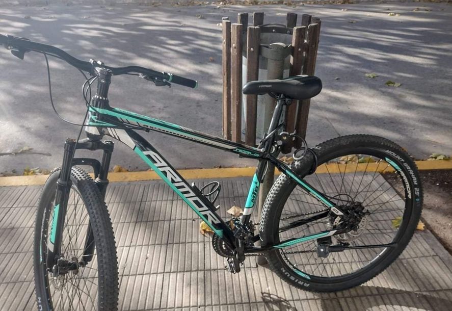 Esta bicicleta está en la calle hace una semana (y nadie la toca)
