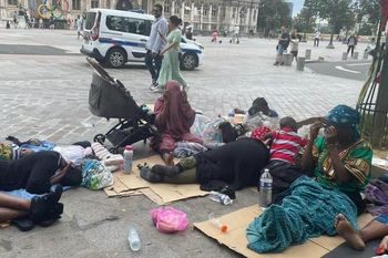 migrantes sin techo: estas imagenes de paris te sorprenderan