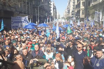 Masiva movilización de municipales bonaerenses en CABA y el saludo de CFK (Foto gentileza FESIMUBO) 