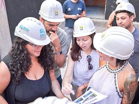 Romina Barrios, del OPISU, y Silvina Batakis, ministra de H&aacute;bitat, le pusieron la firma al programa para prevenir inundaciones en barrios populares.