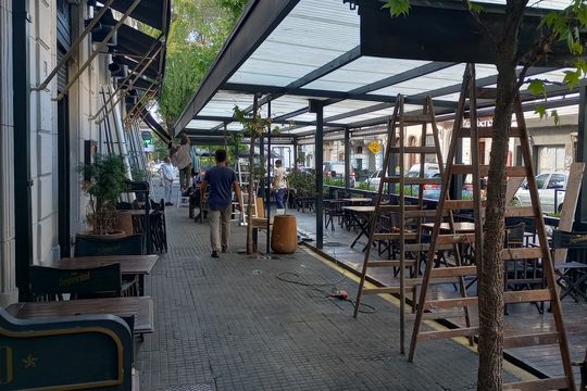 A buen ritmo, bares y restaurantes de La Plata comenzaron a sacar los decks de las veredas
