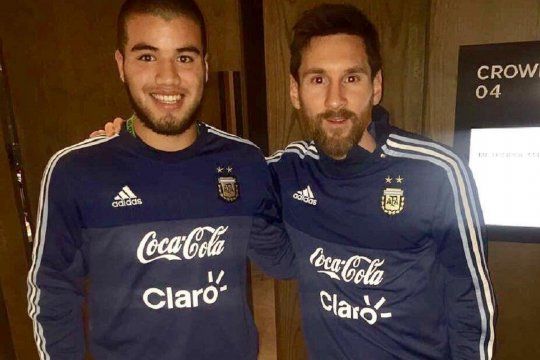 Marcelo Weigandt, jugador de Gimnasia, junto a Lionel Messi