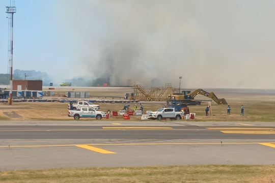 alerta en ezeiza: reportan incendios en los campos aledanos al aeropuerto y reprograman vuelos