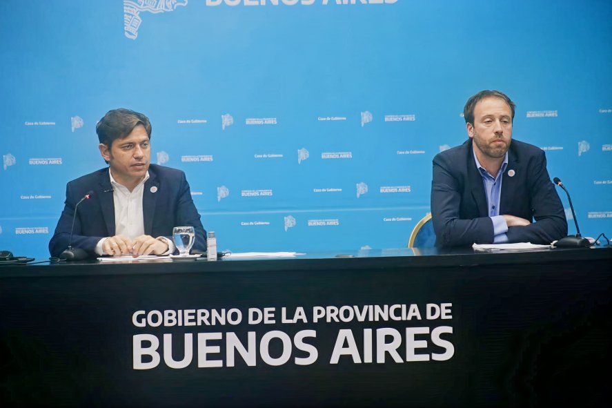 El gobernador Axel Kicillof junto a Pablo López