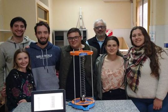 Estudiantes, docentes y nodocentes de la UNS fabricaron un sismógrafo que será utilizado en la Base Marambio