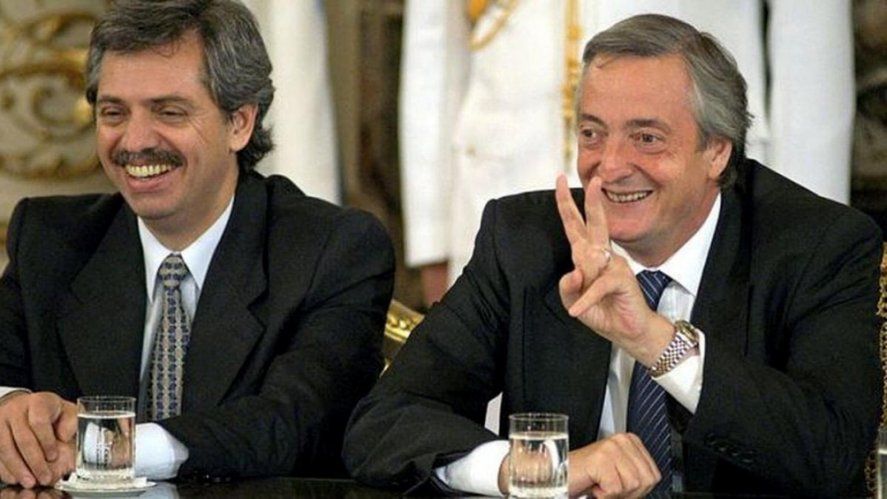 Junto a un joven Alberto Fernández, Néstor Kirchner llegó a la presidencia luego de que Menem desistiera del ballotage.