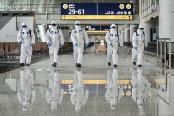 Los astronautas, como denominan a trabajadores de aeropuertos en China.