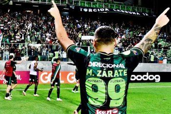 Mauro Zárate con la camiseta del América Mineiro. ¿Jugará en Gimnasia?