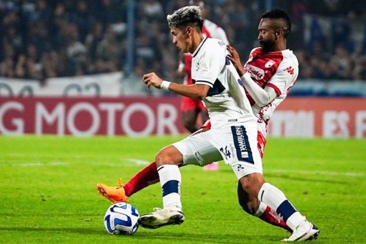 Leandro Mamut en acción en Copa Sudamericana con Gimnasia.