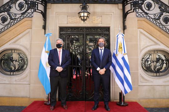 Santiago Cafiero acordó reuniones mensuales con su par uruguayo 
