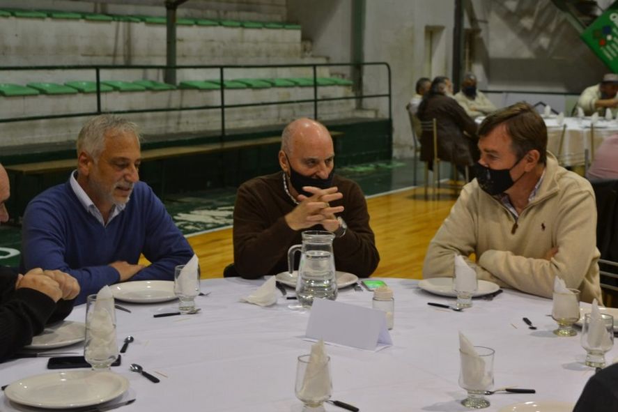 Tarifazo en Olavarría: El ex intendente de Olavarría José Eseverri junto a Mario Cura e Ignacio Aramburu (ex presidente del Consejo de Administración)
