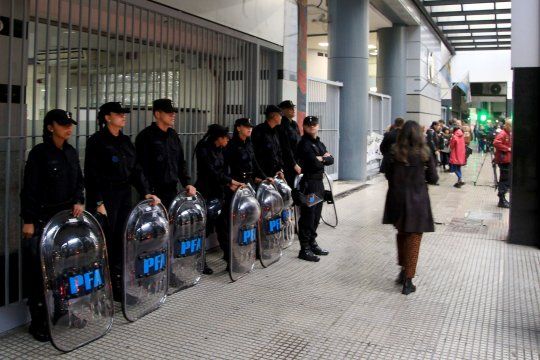 Policías custodian los alrededores de la secretaria de trabajo donde se espera una protesta de ATE por los despidos en el Estado.