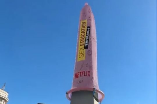 preservativo en el obelisco para promocionar serie de netflix
