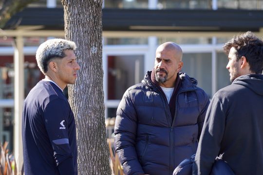 Verón estuvo en la concentración de Estudiantes en City Bell charlando con Enzo Pérez.