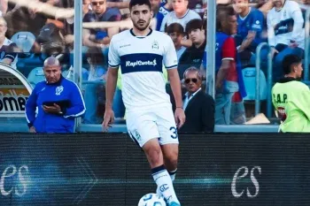 Nicolás Garayalde con la camiseta de Gimnasia