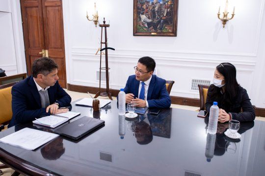 Empresarios de Huawei dialogan con Axel Kicillof en Casa de Gobierno.