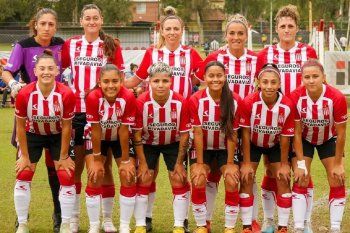 Las once titulares del fútbol femenino de Estudiantes en su debut en 2024. (Foto: Prensa EDLP)