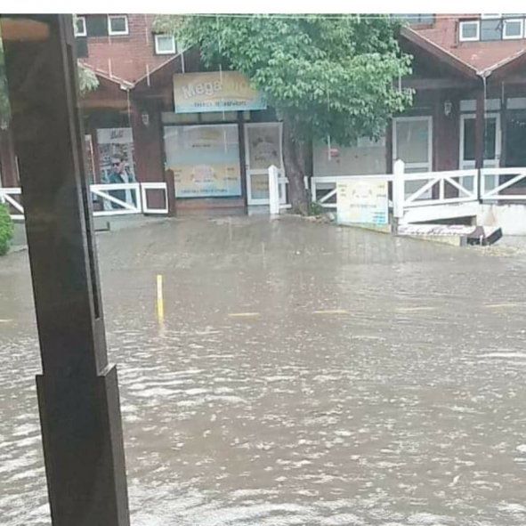 La tormenta afect&oacute; especialmente en la intersecci&oacute;n de Shaw y Cangrejo en Pinamar (Foto: Facebook Francisco L&oacute;pez Rosa)