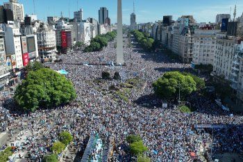 Miles y miles de argentinos en el Obelisco ante el campeonato del mundo de la Selección Argentina